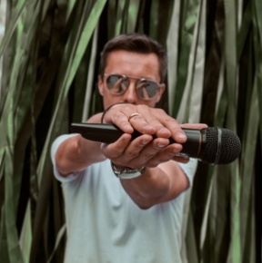 Юрій Шивала - Одружений, новоспечений батько нещодавно народженої доньки Емілії. Веду заходи українською, англійсь