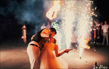 Церемония поджига сердец - яркий, романтический финал свадьбы, который дарит вам массу незабываемых эмоций. Яркие фонтаны, индивидуальный подход к каждой паре - залог уникального шоу