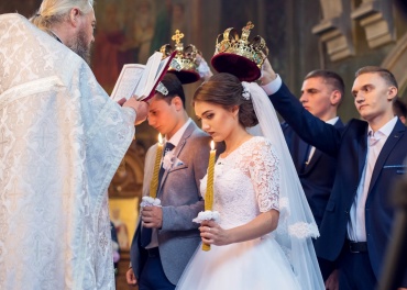 Весільна фотографія - це не весільне плаття, яке через пару днів продадуть чи повісять далеко в шкаф.
Весільне фото - це пам'ять, а на пам'яті економити не можна!!! 
Але для того, щоб весільні фотографії вточності передавали ту святкову атмосферу з усією палітрою емоційних відтінків, потрібен досвідчений весільний фотограф, який побачить і зафіксує ці моменти. Весільні фотографії повинні бути наповнені емоціями (мажорними і мінорними), а не тільки стандартними позами моделей, якими переповнені більшість весільних фотоальбомів. І ось тут ми потихесеньку підходимо до питання якості весільного фото.
Особисто для мене, якість завжди і у всьому - на першому місці. 
Хтось колись добре сказав: "Я не на стільки багатий, щоб купувати дешеві речі". Можливо, саме з цієї причини більшість людей, які звернулися до мене з приводу фотозйомки весілля, в першу чергу запитують про вартість моїх фотопослуг. І тільки після того, коли дізнаються ціну, бажають переглянути зразки моїх робіт.