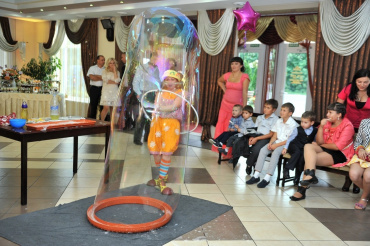 Програма: гігантські мильні бульбашки, велитенські шлейфи, величезні бульбашки, фігурки з мильних бульбашок, бульки в бульці, фокуси з бульбашок, людина в мильній бульці.
45 минут