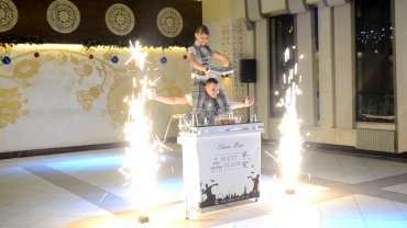  Бармени демонструють приготування коктейлів в стилі "flairing"  
( кидання пляшок, шейкерів, склянок та іншого барного інвентаря ) в красивих костюмах у взаємодії з музикою. після виступу проводяться інтерактивні конкурси за участі гостей та молодої пари. Компоненти та інші елементи для роботи бармени використовують свої.
        загальна тривалість програми 25-30 хв.  
        загальна кількість подарункових коктейлів складає 100 порцій.
        вартість послуги складає - 200 $    