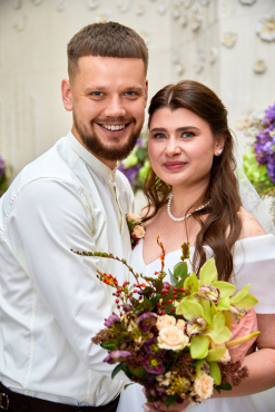 ## Весільна фотосесія в Києві від Тетяни Юхимович: Кохання у кожному кадрі

Весілля — це не просто свято, це унікальна історія, яка пишеться лише раз у житті. Це день, сповнений щирих сліз радості, міцних обіймів та обіцянок, що йдуть від самого серця. Як **весільний фотограф (Київ)**, я, Тетяна Юхимович, бачу своє завдання в тому, щоб зафіксувати ці безцінні миті, зберігши їхню справжність, тепло та естетику для вашого сімейного архіву.

Моя фотографія — це поєднання елегантності, щирого репортажу та художнього стилю. Я не просто роблю знімки, я створюю візуальну спадщину, яку ви з гордістю будете показувати своїм дітям та онукам.

### Чому наречені довіряють свій найважливіший день Тетяні Юхимович?

Обираючи фотографа на весілля, ви обираєте людину, яка буде поруч із вами у найінтимніші моменти. Ось чому співпраця зі мною — це про комфорт та результат:

1. **Психологічний комфорт.** Я допомагаю вам розслабитися перед камерою. Навіть якщо ви ніколи не брали участі у професійних зйомках, зі мною ви почуватиметеся легко та природно.
2. **Увага до деталей.** Від ніжного мережива на сукні до випадкового погляду нареченого — я помічаю дрібниці, які створюють загальну атмосферу вашого свята.
3. **Допомога в організації.** Я завжди готова порадити найкращі локації для прогулянки в Києві, підказати перевірених візажистів або допомогти скласти ідеальний таймінг весільного дня.
4. **Професійна ретуш.** Ви отримаєте чисту, благородну картинку з природними кольорами, яка залишатиметься актуальною «поза часом».

### Послуги весільної зйомки: Від камерного розпису до масштабного свята

Кожне весілля унікальне, тому я пропонує різні формати роботи, щоб **весільна фотосесія** повністю відповідала вашим очікуванням:

* **Повний весільний день.** Зйомка від ранку нареченої та зборів нареченого до фінального танцю та розрізання торта. Це повна розповідь про ваш день у всіх його проявах.
* **Весільна прогулянка та вінчання.** Репортаж таїнства в храмі та романтична фотосесія на мальовничих локаціях Києва.
* **Камерне весілля (Wedding для двох).** Зйомка лише для вас — щира, інтимна та максимально емоційна.
* **Зйомка Love Story.** Ідеальна можливість познайомитися зі мною як із фотографом до весілля, звикнути до камери та отримати неймовірні кадри вашої передвесільної подорожі.

### Найкращі локації для весільної зйомки в Києві

Київ дарує неймовірні можливості для творчості. Залежно від вашого стилю, ми можемо обрати:

* Класичну архітектуру центру міста для вишуканих портретів.
* Затишні парки та набережні для легких та повітряних кадрів.
* Атмосферні інтер'єрні студії, де нам не завадять примхи погоди.

### Що ви отримаєте в результаті нашої співпраці?

**Замовити весільну зйомку** у Тетяни Юхимович — це отримати сервіс найвищого рівня. Після весілля на вас чекає:

* Авторська обробка всіх вдалих кадрів у єдиній стилістиці.
* Детальна художня ретуш портретів.
* Передача готових фото через зручну персональну онлайн-галерею.
* Можливість замовлення преміальної весільної фотокниги в твердій палітурці.

**Ціна весільної фотосесії** розраховується відповідно до обраного пакета послуг. Я завжди відкрита до діалогу, щоб ми могли створити ідеальний продукт у межах вашого бюджету.

Ваша історія кохання варта того, щоб бути розказаною красиво. Не відкладайте магію на потім — пишіть мені вже сьогодні, щоб забронювати вашу дату!

