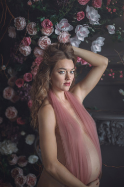 ## Фотосесія вагітності в Києві: Збережіть магію очікування з Іриною Вагановою

**Вагітність** — це один із найдивовижніших та найнеповторніших періодів у житті жінки. Це час, наповнений особливою магією, трепетом, ніжністю та глибинним відчуттям зародження нового життя. Кожна при надія — це унікальна історія краси та жіночності, яку варто зберегти не лише в пам'яті, а й у професійних, художніх фотографіях.

Я, Ірина Ваганова, спеціалізуюся на створенні витонченого візуального контенту, де кожна деталь підкреслює вашу природну красу, впевненість та сяйво очікування. Моя мета — зробити так, щоб ви почувалися королевою, а я зафіксую вашу історію в її найчистішому та найбільш емоційному прояві.

### Чому варто замовити професійну фотосесію вагітності?

Часто майбутні мами вагаються, чи варто робити зйомку, особливо на останніх місяцях. Але **фотосесія вагітність (Київ)** має безліч переваг, які переконають вас:

1. **Пам'ять про унікальний стан.** Дитинство пролетить швидко, а ці фотографії назавжди нагадуватимуть вам про той час, коли ваше маля було так близько до вашого серця.
2. **Підкреслення жіночності.** Вагітність змінює тіло, роблячи його більш плавним та жіночним. Я знаю, як використати світло та позування, щоб підкреслити вашу красу та приховати можливі нюанси.
3. **Позитивні емоції.** Процес зйомки — це час для вас, можливість розслабитися, насолодитися моментом і відчути себе особливою. Ці емоції передаються й малюкові.
4. **Частина сімейного архіву.** Ці знімки стануть початком історії вашої дитини, яку ви з гордістю показуватимете їй через багато років.

### Формати зйомки «В очікуванні дива»

Я пропоную різні варіанти локацій для реалізації будь-якої вашої ідеї:

* **Студійна фотосесія вагітності.** Це класика, яка дозволяє створити стильні, лаконічні портрети журнальної якості. Студія забезпечує комфортну температуру, ідеальний контроль над світлом та приватність. Це найкращий вибір для зйомки в стилі білизни або легких тканин.
* **Фотосесія на природі (Open Air).** Мальовничі локації Києва та області (парки, квітучі сади, заходи сонця біля води) додають кадрам легкості, масштабу та повітря. Це ідеально для романтичних та невимушених образів.
* **Домашня (Lifestyle) зйомка.** Найбільш затишний та інтимний формат. Фотографії у вашому звичному середовищі розповідають про ваш затишок та підготовку до появи малюка.
* **Спільна фотосесія з чоловіком та дітьми.** Покажіть вашу любов! Обійми, погляди, трепетне ставлення чоловіка до животика — такі кадри стануть найтеплішими у вашій колекції.

### Як підготуватися до ідеальної фотосесії вагітності?

Успішна **фотосесія для вагітної** на 50% залежить від підготовки. Я завжди допомагаю на кожному етапі:

* **Найкращий час.** Оптимальний період для зйомки — 28–34 тиждень вагітності. У цей час животик уже добре видно, але ви ще почуваєтеся досить легко та активно.
* **Образи та одяг.** Ми обговормо концепцію та підберемо вбрання, яке підкреслює фігуру: довгі сукні, боді, оверсайз сорочки, затишні светри або ніжну білизну.
* **Б'юті-підготовка.** За бажанням, я порекомендую перевірених візажистів та стилістів, які створять бездоганний макіяж та зачіску, щоб ви почувалися впевнено перед камерою.
* **Ваш спокій.** Найголовніше — це ваш гарний настрій та довіра. Я підказую природні пози, допомагаю розслабитися та отримати задоволення від процесу.

### Що ви отримаєте в результаті?

Замовляючи послугу **фотосесія вагітності (Київ), ціна** якої залежить від тривалості та складності ідеї, ви отримуєте комплексний підхід та преміальну якість:

* Консультацію щодо вибору стилю, локації та образу.
* Допомогу в позуванні протягом усієї зйомки.
* Авторську обробку всіх вдалих знімків.
* Глибоку ретуш кращих портретів, яка зберігає природність, але робить картинку бездоганною.
* Зручну онлайн-галерею для доступу до ваших фото з будь-якого пристрою.

Дозвольте вашій магії очікування зафіксуватися красиво. Нехай ці миті жіночності та любові назавжди залишаться у вашій пам'яті через об'єктив моєї камери.

Пишіть мені вже сьогодні, щоб забронювати дату та обговорити ідею вашої ідеальної фотосесії!
