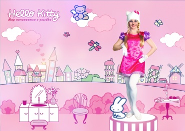 Кто не знает милую кошечку Hello Kitty? Наверняка у нее найдётся куча поклонниц. Белая кошечка приглашает всех в гости. Сегодня Кitty устраивает большую вечеринку! Любимые кон-курсы Яблочной панды, танцы утки Пекле и Ежегодное Дефиле Модниц от собачки Спотти-Дотти станут ярким событием в жизни всех кошек и котов этого города! Kitty непременно захватит с собой мешок смеха, море позитива и яркое солнечное настроение, чтобы устроить незабываемый детский праздник. 
Почему с ней никогда не бывает скучно? Да потому, что у этой затейницы добрый и беззаботный характер, и она страсть как любит веселые игры и конкурсы, обожает резвиться и танцевать. Так что ей не составит труда завоевать сердца мальчишек и девчонок любого возраста.