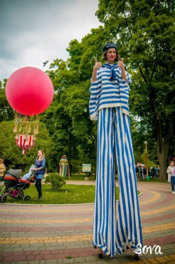 Артисты на ходулях
Где вы можете увидеть ходулистов?!
Дни рождения, свадьба, дутские праздники, корпоративы, открытия магазинов, презентации и конечно же квартиры с низкими потолками!!! 

Ходулисты на любое мероприятие, Вам необходимо просто просмотреть портфолио костюмов и нажать кнопку "ЗАКАЗАТЬ" ;)
Оплата почасовая
