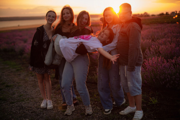 ## Зйомка дитячого дня народження в Києві: Збережіть кожну посмішку свята

День народження дитини — це подія, на яку малеча чекає цілий рік, а батьки готують із особливою любов’ю. Кульмінація зі свічками на торті, щире здивування від подарунків, веселі ігри з друзями та обійми рідних — ці моменти пролітають миттєво. **Фотограф на дитяче свято** потрібен саме для того, щоб ви могли відкласти телефон, бути поруч із дитиною та повноцінно насолоджуватися моментом, знаючи, що кожна емоція буде зафіксована.

Я, Ірина Ваганова, пропоную професійну репортажну та портретну зйомку дитячих свят у Києві. Я знаю, як впіймати найяскравіші кадри навіть у самому епіцентрі веселощів, створюючи яскраву та живу історію вашого торжества.

### Що входить у послугу зйомки дитячого свята?

Моє завдання як фотографа — зробити повний візуальний звіт події, приділивши увагу кожній деталі:

1. **Портрети іменинника та гостей.** На початку свята, поки всі ще мають бездоганний вигляд і сповнені сил, ми робимо красиві постановочні кадри з батьками, аніматорами та друзями.
2. **Репортаж активностей.** Я зафіксую всі шоу-програми, квести, танці та ігри. Моя мета — впіймати непідробні емоції: щирий сміх, захват і навіть зосередженість під час розбивання піньяти.
3. **Естетика декору.** Фотографії фотозони, святкового столу, Candy-бару та, звісно, того самого торта. Ці деталі створюють загальну атмосферу свята в альбомі.
4. **Кульмінація вечора.** Зворушливий момент загадування бажання та задування свічок — це кадри, які викликають найтепліші спогади через багато років.

### Чому батьки довіряють свята мені?

* **Швидкість та реакція.** Діти неймовірно активні. Я вмію працювати в динаміці, швидко змінюючи ракурси та налаштування камери, щоб не пропустити жодного важливого моменту.
* **Вміння ладнати з дітьми.** Я не просто людина з камерою, я — друг. Я легко вливаюся в атмосферу свята, завдяки чому діти не соромляться і поводяться природно.
* **Якісне світло.** Дитячі кімнати та ресторани часто мають складне освітлення. Я використовую професійну техніку, яка дозволяє отримувати чіткі та яскраві знімки в будь-яких умовах.
* **Швидкий результат.** Я розумію, як хочеться поділитися фотографіями в соцмережах, тому надсилаю перші кадри-анонси вже протягом 1–2 днів.

### Локації для дитячого дня народження в Києві

Я працюю на будь-яких локаціях, де ви вирішили відсвяткувати:

* **Дитячі ігрові центри та клуби.** Яскраві репортажі з лабіринтів та ігрових зон.
* **Ресторани та кафе.** Класична зйомка банкету з акцентом на сімейні портрети та шоу-програму.
* **Домашні свята.** Найбільш затишний та камерний формат для найменших іменинників.
* **Свята на природі.** Веселі пікніки та активні ігри на свіжому повітрі в парках Києва.

### Вартість та результат

Замовляючи послугу **дитячий фотограф (Київ)** на день народження, ви отримуєте:

* Погодинну зйомку заходу.
* Авторську обробку всіх вдалих кадрів (від 60–80 фото за годину).
* Ретуш кращих портретів іменинника.
* Зручну онлайн-галерею для завантаження фото всіма гостями свята.

**Ціна зйомки дитячого дня народження** залежить від тривалості роботи та локації. Не дозвольте вашим спогадам потьмяніти — довірте їх професіоналу!

Бажаєте обговорити тематику вашого свята та забронювати дату? Пишіть мені, і ми зробимо цей день незабутнім!
