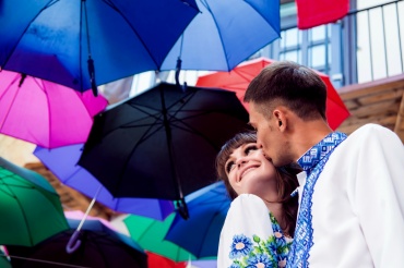Фотосессия «Лав Стори» (Love Story) – это романтическая фотосессия для двоих в каком-нибудь красивом месте, желательно с небольшим сюжетом или идеей.
Love Story обычно связывают со свадебной фотосессией и проводят до или после свадьбы.Фотографии «Лав Стори» с технической точки зрения – это сочетания репортажа и портретной съемки. Репортажная съемка применяется для того, чтобы создать некую историю о двоих. Для этого эти двое идут в какое-нибудь красивое место на природе или в городе.Фотограф сопровождает пару во время такой прогулки, делает фотографии на ходу – это репортажное фото, или останавливается в приглянувшемся месте, чтобы сделать портреты.Вашу фотосессию можно связать тематически с вами лично. Например, вы любите один и тот же вид спорта, допустим футбол. Тогда можно взять на фотосессию красивый мяч.
Возможно вы также любите читать книги. Тогда можно построить сценарий фотосессии, связанный с чтением. Это будет нечто вроде маленькой истории о том, как вы читаете одну книгу. 
Но фотосессия love-story – это ведь не то, что случается с вами изо дня в день, правда же?