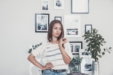 Студийная фотосессия в Киеве.
Вам нужна фотосессия в студии? Тогда вы обратились по адресу. Менязовут Анастасия и я профессиональный фотограф в Киеве с опытом работы более десяти лет.
Плюс студийной фотосессии заключается в том, что вы сможете максимально раскрепоститься, не отвлекаясь на посторонних людей, не будете зависеть от погодных условий или времени суток, сможете подобрать идеальный для себя интерьер - от помпезного торжественного, до лаконичного и простого.
Когда нужно заказать фотосессию в студии?
Студийная фотосессия идеально подойдет для модельных тестов, фотосессии в белье, фотосессии в пышном платье, новогодней фотосессии, портфолио (актерское портфолио, модельное портфолио) или делового портрета.
Как подготовиться к студийной фотосессии?
Выбирая фотостудию, учитывайте свой образ - интерьеры студии должны сочетаться с вашей одеждой. Если вы планируете фотосессию с детьми, учитывайте удаленность студии от дома - дети быстро устают в дороге. Для фотосессии в белье я рекомендую выбрать фотостудию с интерьером в стиле будуар. Если вы планируете делать профессиональный макияж для фотосессии, я рекомендую узнать, есть ли в зале гримерка или место визажиста нужно забронировать отдельно.
Перед фотосессией я рекомендую лечь пораньше и не пить жидкости перед сном - тогда цвет лица будет более живым, и вы избежите отечности лица.
Выбирая наряд для фотосессии, исходите из его удобства. Вы должны чувствовать себя уверенно и комфортно в нем, тогда ваше уверенность отразится и на фотографиях.