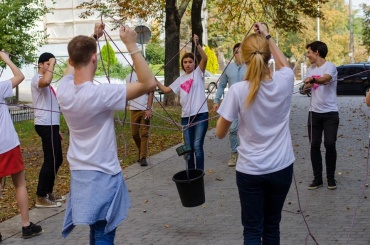 Наша команда успешно занимается организацией квестов, интеллектуальных игр и корпоративных мероприятий уже более семи лет.В среднем один квест длится около 2-3 часов.Ограничений в возрасте нет, в зависимости от тематики квеста, данный вид мероприятия будет  интересен абсолютно всем:)
Мы можем сделать квест в одном помещении, внутри офиса, на территории торгового центра, ресторана или отеля, в парке, в городе, по области или нескольким областям, в Украине и за ее пределами.Ограничений в количестве людей тоже нет. Одним словом, мы создадим игру любой сложности, любой тематики и для любого мероприятия.



-цена в среднем 5000 грн, но может отличаться в зависимости от сложности квеста или к примеру может включать дополнительные расходы на транспортные услуги.