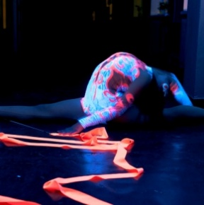 Флуоресцентна гімнастична програма - Програма поєднує в собі елементи світлодіодного та флуоресцентного шоу з використанням
професійного
