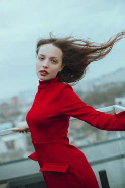 ## Портретна фотосесія в Києві: Погляд у вашу глибину з Іриною Вагановою

**Портретна зйомка** — це набагато більше, ніж просто фіксація зовнішності. Це дослідження вашої особистості, настрою та внутрішнього світу. Я вірю, що нефотогенічних людей не існує — є лише невдале світло та відсутність контакту з фотографом. Моє завдання як майстра — знайти ваш найкращий ракурс і показати вас справжніми, впевненими та натхненними.

Я, Ірина Ваганова, пропоную створення професійних портретів у Києві, які стануть вашим цифровим обличчям — чи то для кар'єрного зростання, чи то для особистого архіву, що зберігатиме вашу красу крізь роки.

### Жанри портретної зйомки, які ми можемо реалізувати

Кожен запит індивідуальний, тому я працюю в декількох ключових напрямках:

1. **Класичний художній портрет.** Акцент на емоціях, грі світлотіні та глибині погляду. Такі кадри часто стають справжніми витворами мистецтва, які хочеться роздрукувати на полотні.
2. **Бізнес-портрет (Business Look).** Створення образу професіонала для LinkedIn, резюме, корпоративних сайтів або публікацій у ЗМІ. Ми зробимо фото, які транслюють вашу експертність та успіх.
3. **Контент-зйомка для експертів та блогерів.** Живі, динамічні портрети в стилі Lifestyle, які ідеально підходять для наповнення Instagram та створення особистого бренду.
4. **Beauty та Fashion портрет.** Яскраві, стильні образи з акцентом на макіяж, зачіску та модні деталі. Це формат для тих, хто хоче відчути себе на обкладинці глянцевого журналу.

### Чому варто замовити портретну фотосесію у мене?

* **Психологічний комфорт.** Я знаю, як важливо розслабитися перед камерою. Я завжди підтримую бесіду, підказую напрямок руху та допомагаю подолати ніяковість.
* **Робота зі світлом.** Як професійний фотограф, я використовую світло як інструмент корекції — ми підкреслимо вилиці, зробимо погляд виразним та приховаємо дрібні недоліки за допомогою правильних світлових схем.
* **Допомога з позуванням.** Ви отримаєте чіткі інструкції: куди покласти руки, як тримати поставу та який поворот голови є найбільш виграшним саме для вас.

### Як підготуватися до фотосесії?

Ваша **портретна фотосесія (Київ)** розпочинається з ідеї. Ми заздалегідь обговоримо:

* **Мудборд.** Добірка референсів та настрою зйомки.
* **Образи.** Я допоможу підібрати одяг, який не відволікатиме від вашого обличчя, а лише підкреслюватиме ваш стиль.
* **Локація.** Це може бути мінімалістична студія з циклорамою, атмосферне кафе або міська архітектура.

### Результат, що працює на вас

Після зйомки ви отримаєте кадри преміальної якості. **Ціна портретної фотосесії** включає:

* До детальну консультацію перед зйомкою.
* Відбір найкращих кадрів.
* Професійну ретуш, яка зберігає природну текстуру шкіри, але робить картинку бездоганною.
* Передачу готового матеріалу в короткі терміни через персональну галерею.

Ваше обличчя — це ваша історія. Дозвольте мені розповісти її професійно та красиво.

Запишіться на **портретну зйомку в Києві** до Ірини Ваганової вже сьогодні, і ми разом створимо кадри, якими ви будете пишатися.

