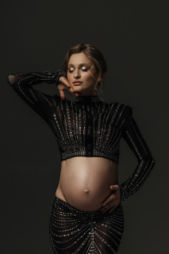 ## Фотосесія вагітності в Києві: Збережіть магію очікування з Альоною Грищенко

Вагітність — це особливий період у житті жінки, сповнений ніжності, трепету та неймовірної внутрішньої сили. Ці дев'ять місяців пролітають швидко, але професійна **фотосесія вагітності в Києві** дозволить вам закарбувати ці миті назавжди. Я, **Альона Грищенко**, допоможу вам створити витончену та щиру історію вашого очікування.

### Чому варто замовити зйомку «В очікуванні»?

Моя мета як фотографа — показати вашу природну красу та гармонію. Я знаю, як важливо майбутній мамі почуватися комфортно, тому створюю на знімальному майданчику максимально розслаблену атмосферу.

**Варіанти локацій для фотосесії вагітних:**
* **Студійна зйомка:** Мінімалізм, класичні портрети в стилі Vogue або затишні кадри в інтер’єрі.
* **Фотосесія на природі:** Мальовничі парки Києва, берег Дніпра або квітучі сади навесні.
* **Home Story:** Тепла зйомка у вашій домашній атмосфері — максимально природно та зворушливо.

### Підготовка до зйомки з Альоною Грищенко

Я супроводжую вас на кожному кроці, щоб результат перевершив очікування:
1.  **Ідеальний час:** Рекомендую проводити зйомку на 28–32 тижні вагітності, коли животик уже добре видно, а ви ще почуваєтеся енергійною.
2.  **Допомога з образами:** Поради щодо вибору суконь, пеньюарів або лаконічного стилю (джинси, сорочки, білизна).
3.  **Позування:** Я підкажу найвдаліші ракурси, які підкреслять вашу фігуру та зроблять кадри естетичними.
4.  **Участь родини:** Чоловік та старші діти — завжди бажані герої зйомки, адже це історія вашої сім’ї.

### Ваші спогади в надійних руках

Якісна **фотосесія для вагітних у Києві** — це не просто набір знімків, це спадщина для вашої дитини. Використовуючи професійну техніку та делікатну ретуш, я створюю кадри, які ви з гордістю будете показувати через роки.

Забронюйте свою дату прямо зараз, щоб не пропустити цей неповторний момент. **Альона Грищенко** — ваш провідник у світ краси та материнства.
