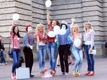 Зустріч гостей на весіллі, на дні народженні, на вечірки.
Вартість вказана за послуги 2 мімів.
