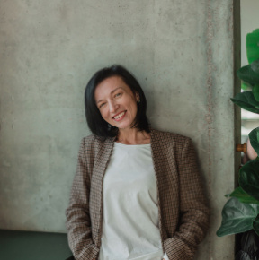 Ірина Ваганова - Фотограф про світло, щирість і живі емоції.
Допомагаю розкритися перед камерою та створюю естетичні