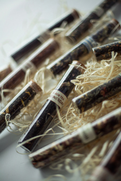 ## Предметна фотозйомка в Києві: Естетика вашого бренду в кожній деталі

У сучасному світі візуального контенту перше враження про товар формується за частки секунди. **Предметна фотозйомка** — це не просто фіксація об’єкта, це створення образу, який змушує клієнта зупинити скролінг, відчути текстуру та захотіти придбати ваш продукт. Якісне фото — це мова, якою ваш бренд спілкується з аудиторією в Instagram, на сайті або в каталозі.

Я, Ірина Ваганова, пропоную професійні послуги предметного фотографа в Києві. Я допомагаю брендам створювати контент, який не просто демонструє товар, а продає цінності, стиль та якість.

### Напрямки предметної зйомки, які я реалізую

Залежно від ваших цілей та специфіки продукту, ми можемо обрати оптимальний формат:

1. **Каталожна зйомка на білому фоні.** Ідеальний варіант для інтернет-магазинів та маркетплейсів (Rozetka, Amazon, Kasta). Чистий фон, правильна передача кольору та відсутність зайвих деталей допомагають покупцеві зосередитися на головному.
2. **Композиційна (Lifestyle) зйомка.** Створення «атмосферних» кадрів, де продукт вписаний у певний контекст. Використання реквізиту, гри світла та тіні допомагає передати настрій та сценарій використання товару.
3. **Flatlay (зйомка зверху).** Популярний формат для соціальних мереж, особливо для косметики, аксесуарів, канцелярії або фуд-фотографії. Це ідеально структуровані композиції, що виглядають стильно та сучасно.
4. **Макрозйомка деталей.** Акцент на текстурі тканини, ювелірній точності обробки або унікальних особливостях пакування. Це демонструє вашу увагу до якості та викликає довіру у споживача.

### Чому бізнес обирає співпрацю зі мною?

* **Професійне світло та техніка.** Використання макрооб'єктивів та студійного обладнання дозволяє отримати максимальну чіткість і деталізацію, що критично важливо для **предметної зйомки**.
* **Точна передача кольору.** Я стежу за тим, щоб колір товару на екрані максимально відповідав реальності — це мінімізує кількість повернень та скарг клієнтів.
* **Власний стиль та бачення.** Я не просто натискаю на кнопку — я допомагаю з розробкою концепції та підбором реквізиту, щоб ваші фото виділялися серед конкурентів.
* **Швидка адаптація під ТЗ.** Якщо у вас є чітке технічне завдання від маркетолога чи дизайнера, я реалізую його максимально точно. Якщо ні — я допоможу створити його з нуля.

### Як проходить підготовка до зйомки?

Успішна **предметна фотосесія (Київ)** розпочинається з обговорення деталей:

* **Аналіз цільової аудиторії.** Хто ваш клієнт і які емоції має викликати фото?
* **Підбір реквізиту та фонів.** Ми обираємо фактури, які підкреслюють переваги товару (дерево, камінь, папір, тканина).
* **Тестові кадри.** За необхідності ми робимо тестові знімки одного артикула, щоб затвердити схему світла та ракурс.

### Вартість та результат

**Ціна предметної зйомки** розраховується індивідуально (поартикульно або погодинно), залежно від складності об'єктів (скло, метал та глянцеві поверхні потребують більше часу на роботу зі світлом). Ви отримаєте:

* Повністю готові до публікації фото з ретушшю та кольорокорекцією.
* Підготовку файлів під різні технічні вимоги (для сайту, соцмереж чи друку).
* Дотримання термінів, що особливо важливо для запуску рекламних кампаній.

Ваш продукт заслуговує на те, щоб виглядати преміально. Дозвольте мені підкреслити його красу через об'єктив моєї камери.

Готові оновити візуал вашого бренду? Напишіть мені, і ми створимо контент, який приносить результат!
