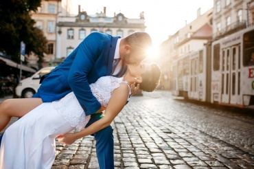 Весільна фотозйомка в місті Львів. 
Більше робіт можна знайти на сайті: http://viktoriiahnativ.com