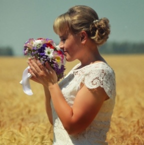 Аленка - Цены на портале Happymoments.ua являются такими же как и на официальных страницах участников... 
За