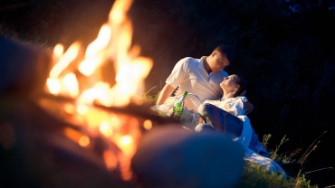 Love Story - один з жанрів, що найчастіше знімається для того, щоб показати гостям під час весільного бенкету, адже подивитись на хорошу історію гостям цікавіше, ніж на шоу від запрошених артистів. Іноді це може бути як відео-запрошення на весілля, є й інші цікави формати і способи застосування (не буду тут розголошувати). В кожнім разі, ця зйомка вам запам'ятається, додасть свіжих сторінок до ваших спільних романтичних спогадів. Навіть сама зйомка, а іноді й підготовка до неї - це цікава і весела романтична пригода! 