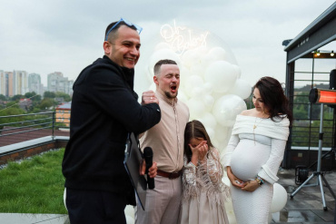 МС АЛАДІН (MC ALL1)
Володимир Коломійцев

РОДИННІ СВЯТА, ДЕ КОЖЕН ПОЧУВАЄ СЕБЕ ВАЖЛИВИМ

Є свята, де головне — не сцена та ефекти, а тепло в очах, щирий сміх і спогади, які залишаються в серці на роки. Саме такі події я створюю вже понад 18 років — родинні дні народження, ювілеї, хрестини, річниці та сімейні вечірки, де об’єднуються різні покоління й характери.

Моя мета — зробити свято душевним, стильним та легким, без зайвого пафосу, без шаблонних жартів, без незручних моментів. Я працюю так, щоб кожен гість — від дітей до старших родичів — отримав задоволення та відчув увагу.

ЯК Я ПРАЦЮЮ НА РОДИННИХ СВЯТАХ
Тепле, інтелігентне ведення

Живий діалог, приємний гумор, повага до кожного гостя та правильний тон — основа родинного формату.
Я веду подію легко та природно, створюючи атмосферу справжнього свята.

Індивідуальний сценарій

Ваше свято — це історія сім’ї. Я підбираю музику, інтерактиви, конкурси й темп події так, щоб усе виглядало органічно та відповідало стилю іменинника чи ювіляра.

Ігри та активності, що об’єднують

Авторські інтерактиви, сімейні конкурси, теплі сюрпризи, творчі та музичні блоки — усе адаптую під вік гостей, щоб ніхто не почувався “не у своїй тарілці”.

Спокій і комфорт для родини

Ви відпочиваєте, а я беру на себе таймінг, координацію, роботу з рестораном, музикою та підрядниками.
Плавний сценарій + чітка організація = відчуття справжнього домашнього затишку.

ФОРМАТИ РОДИННИХ СВЯТ

Дні народження та ювілеї
Річниці та сімейні вечори
Хрестини, перші дні народження
Домашні концерти та камерні вечірки
Вечори спогадів, відеоісторії, презентаційні блоки
Родинні пікніки та виїзні свята

ТЕХНІЧНЕ ОСНАЩЕННЯ

• Акустика JBL PartyBox 310
• Професійні студійні мікрофони
• Стильне світло та спецефекти (за бажанням)
• Мультимедійний екран для сімейних презентацій
• Автономна робота до 12 годин — ідеально для приватних локацій або заміських будинків

ЧОМУ МЕНІ ДОВІРЯЮТЬ РОДИНИ

За роки роботи я провів понад тисячу подій і маю великий досвід роботи з аудиторіями різного віку.
Мене цінують за делікатність, емпатію, вміння створити теплу атмосферу та професіоналізм, який дозволяє родині повністю насолоджуватися моментом.

ГЕОГРАФІЯ РОБОТИ

Київ та вся Україна.