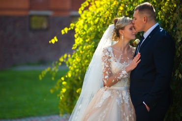 Весільний та сімейний фотограф. Приймаю замовлення на зйомки по всій Україні.