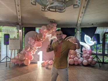 МС АЛАДІН (MC ALL1)
Володимир Коломійцев

СТВОРЮЮ ДИТЯЧІ СВЯТА, ЯКІ ЗАПАМ’ЯТОВУЮТЬСЯ НА ВСЕ ЖИТТЯ

Уже понад 18 років я працюю у сфері event-менеджменту та анімації, проводячи свята, які не просто розважають, а дарують дітям справжні емоції, відчуття чарів та святкової магії.
Моя місія — зробити день народження, хрестини, випускний або тематичну вечірку теплою, яскравою та безпечною, щоб і діти, і батьки отримали задоволення від кожної хвилини.

МОЇ ПРИНЦИПИ ВЕДЕННЯ ДИТЯЧИХ СВЯТ
Індивідуальний підхід до кожної дитини

Жодних шаблонних текстів чи однакових конкурсів. Кожне свято — окремий сценарій, адаптований під вік, інтереси та темперамент дітей.

Інтелігентний гумор і доброзичлива анімація

Повага, увага та підтримка кожної дитини — ключ до правильного настрою.
Я створюю атмосферу, де всі відчувають себе комфортно, а батьки можуть спокійно насолоджуватися святом.

Безпека та професіоналізм

Жодних травмонебезпечних конкурсів, безконтрольного хаосу чи «криків заради уваги».
Усі активності — структуровані, перевірені та комфортні для різних вікових груп.

Плавний ритм події

Чергування активних, творчих та спокійних блоків, щоб діти не втомлювалися, а увага залишалася максимальною.

ПОСЛУГИ ДЛЯ ДИТЯЧИХ СВЯТ

Анімаційні програми (супергерої, казкові персонажі, казкові сюжети)
Ведучий дитячих заходів (3–14 років)
Ігрові та тематичні шоу-програми
Перший День Народження — делікатні інтерактиви + сімейні активності
Творчі майстер-класи та квест-програми
Фотоконкурси, міні-кіноформати, танцювальні батли
DJ-супровід — музика, адаптована для дитячої аудиторії
Спеціальні інтерактиви для сімейних свят: конкурси для дітей і дорослих, сімейні командні ігри

ТЕХНІЧНЕ ОСНАЩЕННЯ

• Якісна акустика JBL PartyBox 310
• Професійні бездротові мікрофони
• Світлові та лазерні ефекти (адаптовані для дитячих заходів)
• Мультимедійний екран Samsung 52"
• Автономність до 12 годин — ідеально для свят на природі або в фотостудії

ДОСВІД І ДОВІРА

Працював для сімей різного формату, дитячих садочків, приватних шкіл, фестивалів та великих брендів. Провів понад 1000 свят, серед яких десятки сімейних заходів, де потрібно створити атмосферу тепла, ніжності та веселощів для наймолодших гостей.

ГЕОГРАФІЯ РОБОТИ

Київ та вся Україна.