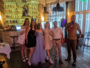 ВИПУСКНИЙ

МС АЛАДІН (MC ALL1)
Володимир Коломійцев

ВИПУСКНИЙ — ПОДІЯ, ЯКА СТАЄ МЕЖЕЮ І ПОЧАТКОМ ОДНОЧАСНО

Випускний — це не просто вечір.
Це завершення великої історії і старт нового етапу, який хочеться прожити красиво, емоційно, зі смаком і драйвом.

Уже понад 18 років я створюю випускні, де поєднуються стиль, молодіжна енергія, щирі емоції та атмосфера справжнього свята, яке пам’ятають роками.

Моє завдання — зробити так, щоб кожен випускник відчув цінність моменту, а атмосфера вечора стала одночасно урочистою, теплою і яскравою.

У ЧОМУ ОСОБЛИВІСТЬ МОГО ВЕДЕННЯ ВИПУСКНИХ
Повага до випускників, батьків і педагогів

Правильний тон, відчуття моменту, чіткий баланс між урочистістю і легкістю.
Жодних недоречних жартів — лише стиль, позитив і коректність.

Гумор, який об’єднує

Теплий, розумний, сучасний гумор без перебору.
Формат, який однаково подобається підліткам, вчителям та батькам.

Динамічний сценарій

Програма з урахуванням особливостей класу, інтересів випускників, стилю вечора та побажань школи/батьків.
Усе — від музики до інтерактивів — будується навколо енергії випускного.

Баланс урочистості та драйву

Правильний мікс:
— офіційні моменти
— теплі слова
— творчі номери
— інтерактиви
— сучасні конкурси
— танці й молодіжна атмосфера

Без «дитячих» завдань — тільки стильний, сучасний підхід.

Вміння працювати з великою та різновіковою аудиторією

У залі одночасно: випускники, батьки, вчителі, гості.
Я створюю формат, у якому всім комфортно і цікаво.

ФОРМАТИ ВИПУСКНИХ

Випускний 9 класу
Випускний 11 класу
Випускні коледжів та університетів
Преміальні випускні вечірки у ресторанах та комплексах
Урочиста частина + вечірня шоу-програма
Презентації, відеоісторії, фотоконкурси
DJ-вечірки, танцювальні інтерактиви
Світлові шоу та тематичні програми

ТЕХНІЧНЕ ОСНАЩЕННЯ

• Акустика JBL PartyBox 310 (до 3 шт.)
• Професійні мікрофони
• Динамічне світлове оформлення
• Мультимедійний екран для відео/презентацій
• Автономна робота до 12 годин — ідеально для виїзних локацій

ВИПУСКНИЙ — ПОДІЯ, ЯКУ ДОВІРЯЮТЬ ПРОФЕСІОНАЛАМ

Понад 1000 проведених заходів, акторський досвід, робота з великими брендами, уміння тримати атмосферу та працювати з молоддю — усе це дозволяє мені робити випускні стильними, емоційними і якісними.

Моя аудиторія — це ті, для кого важливі рівень, культура проведення і правильний настрій свята.

ГЕОГРАФІЯ РОБОТИ

Київ та вся Україна.