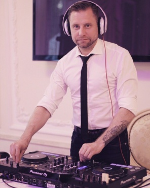 Event DJ. Ваше мероприятие должно быть ярким!

Разные стили и направления. Профессиональное DJ оборудование, звук, свет, всё делаю под ключ (включая транспорт, монтаж, демонтаж). Плей-листы оговариваются, также во время праздника ставятся треки по желанию гостей. Сотрудничаю с ведущими. Качество.
