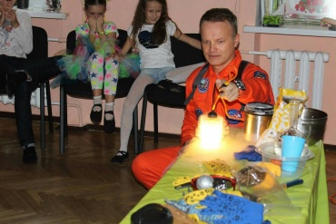 Самые интересные эксперименты с ветром, жидким азотом, огнем, дымом и катушкой Теслы. Лампа в жидком азоте, прыжок парашютиста, возвращение собак из космоса, ручной огонь, настоящие молнии, электрический человек, дымовые пушки и олимпийский огонь.
Продолжительность: 1 час
