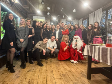 МС АЛАДІН (MC ALL1)
Володимир Коломійцев

СТВОРЮЮ КОРПОРАТИВИ, ЯКІ ПРАЦЮЮТЬ НА КОМАНДУ ТА БРЕНД

Мене запрошують тоді, коли потрібен не просто ведучий, а людина, яка відчує колектив, підкреслить корпоративну культуру та зробить подію справжнім інструментом мотивації.
18+ років у сфері event-менеджменту, понад 1000 проведених заходів — від локальних тімбілдингів до масштабних фестивалів і преміальних корпоративів міжнародного рівня.

Я працюю зі зрілою аудиторією, IT-компаніями, виробничими підприємствами, фінансовим сектором і творчими колективами — підбираючи стиль ведення під характер команди.

СПЕЦІАЛІЗАЦІЯ
Авторське ведення корпоративних заходів

Відкриття року, новорічні вечірки, тімбілдинги, дні компанії, презентації продуктів, врученнs нагород — під кожну подію створюю індивідуальний сценарій та драматургію.

Ведучий + DJ в одному форматі

Економія бюджету та підвищення якості — музика, сценарій та ритм свята під контролем однієї людини.
Створюю атмосферу, де настрій тримається без пауз і «провисань».

Корпоративні інтерактиви нового покоління

Сучасні квізи, тематичні батли, командні активності, айсбрейкери для різних відділів, інтерактивні фанти, музичні та танцювальні конкурси.
Без несмаку, без дитячих форматів — тільки стильні, актуальні, дорослі розваги.

Білінгвальне ведення (UA/EN)

Ідеально для міжнародних команд, спільних офлайн/онлайн івентів та глобальних корпорацій.

Повна подієва режисура

Координація програми, таймінг, робота з технікою, підрядниками, фотографами та відеографами.
Ваш корпоратив працює як злагоджений механізм — чітко, красиво та преміально.

ПРЕМІАЛЬНЕ ТЕХНІЧНЕ ОСНАЩЕННЯ

• JBL PartyBox 310 (до 3 одиниць) – масштабні корпоративи до 150 гостей
• Професійні студійні мікрофони
• Світлові та лазерні прилади, спецефекти
• Мультимедійний екран Samsung 52"
• Автономна робота до 12 годин — незалежно від локації чи форс-мажорів

МЕНІ ДОВІРЯЮТЬ

Yves Saint Laurent • ЦУМ • Lenovo • ПриватБанк
УкрСиббанк • Епіцентр • Сільпо • Дніпро-М

ЗНАЧУЩІ ПРОЄКТИ

Міжнародний кінофестиваль «Де Кіно»
BalloonFest — понад 5000 учасників
100+ рекламних, серіальних та кінопроєктів

ГЕОГРАФІЯ РОБОТИ

Вся Україна + міжнародні корпоративи.