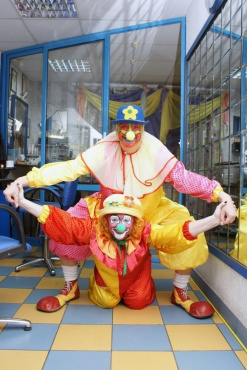 Програма: два аніматори у вигляді клоунів з музичним супроводом, яскравим реквізитом,  розважальною шоу програмою, іграми та конкурсами.