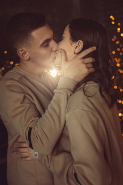 ## Фотосесія Love Story в Києві від Ірини Ваганової: Ваша історія кохання в кожному кадрі

Кожна пара має свою унікальну історію — ніжну, драйвову, спокійну або сповнену пристрасті. **Фотосесія Love Story** — це ідеальна можливість зупинити час і зафіксувати ваші почуття у професійних знімках. Я, Ірина Ваганова, допоможу вам створити візуальну розповідь про ваше кохання на фоні найгарніших локацій Києва.

Для мене зйомка «історії кохання» — це не просто позування. Це прогулянка, під час якої ви насолоджуєтеся спілкуванням одне з одним, а я ловлю ваші справжні емоції: випадкові дотики, щирі посмішки та закохані погляди.

### Чому варто обрати зйомку Лав Сторі?

Багато хто вважає, що **замовити Love Story** варто лише перед весіллям, але насправді для красивих кадрів не потрібен особливий привід. Ось кілька причин, чому цей формат такий популярний:

1. **Репетиція перед весіллям.** Це чудовий шанс познайомитися зі мною як із вашим фотографом, звикнути до камери та зрозуміти, що фотосесія — це легко та приємно.
2. **Контент для весілля.** Фотографії зі зйомки Love Story часто використовують для створення запрошень, «Save the Date» листівок або зворушливого слайд-шоу, яке показують гостям під час банкету.
3. **Особлива дата.** Річниця знайомства, день заручин або просто бажання оновити сімейний архів — будь-який день підходить для того, щоб відсвяткувати ваші почуття.

### Найкращі локації Києва для романтичної зйомки

Київ пропонує безліч варіантів для втілення будь-якої ідеї. Разом ми підберемо локацію, яка найкраще підкреслить характер вашої пари:

* **Атмосферний Поділ.** Старовинна архітектура, затишні кафе та вузькі вулички ідеально підходять для зйомки в стилі Lifestyle або Cinematic.
* **Київські парки та набережні.** Маріїнський парк, Володимирська гірка або захід сонця на березі Дніпра додадуть фотографіям романтики та легкості.
* **Урбаністичний стиль.** Сучасні бізнес-центри, мости та дахи будинків — вибір для сміливих пар, які люблять динаміку великого міста.
* **Затишні фотостудії.** Якщо ви віддаєте перевагу мінімалізму або хочете зйомку незалежно від погоди, ми оберемо одну з найкращих студій Києва з інтер'єром, що відгукується вашому смаку.

### Мій підхід: Комфорт та щирість

Я знаю, що багато чоловіків (а інколи й дівчат) ніяковіють перед об'єктивом. Моє завдання як фотографа — створити атмосферу, де ви забудете про камеру. Я не змушую вас приймати складні пози. Ми просто гуляємо, п'ємо каву або обіймаємося, а я підказую напрямок руху, щоб світло та композиція були ідеальними.

**Професійна фотосесія для пари** від Ірини Ваганової — це завжди про вас справжніх.

### Що входить у вартість послуги?

Плануючи зйомку **Love Story (Київ), ціна** якої залежить від тривалості та складності ідеї, ви отримуєте повний комплекс послуг:

* Попередня консультація щодо вибору образу та локації.
* Допомога з підбором одягу (Color Palette).
* Від 50 відретушованих фотографій у авторській обробці.
* Готові знімки протягом 7–14 днів через зручну онлайн-галерею.

### Збережіть своє «сьогодні» для майбутнього

Ваша історія заслуговує на гарне втілення. Не чекайте на «ідеальний момент» — створюйте його вже зараз! Напишіть мені, і ми разом сплануємо вашу ідеальну прогулянку містом, яка залишиться з вами назавжди у вигляді теплих та душевних кадрів.
