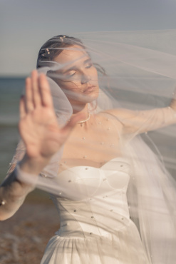 ## Весільна фотосесія в Києві від Ірини Ваганової: Кожна мить — це мистецтво

Весілля — це не просто подія, це початок нової сімейної історії, сповненої щирих почуттів, трепетних поглядів та неймовірної енергії кохання. Як **весільний фотограф (Київ)**, я, Ірина Ваганова, прагну зафіксувати ці безцінні моменти так, щоб через десятиліття ви могли знову відчути мурашки по шкірі, гортаючи свій весільний альбом.

Моя філософія — це поєднання репортажної щирості та елегантної художньої естетики. Я вірю, що найкращі кадри народжуються тоді, коли ви просто насолоджуєтеся своїм днем, а я стаю невидимим свідком вашого щастя.

### Чому варто замовити весільну зйомку в Ірини Ваганової?

Обираючи професіонала для найважливішого дня, ви шукаєте не лише людину з камерою, а однодумця, який розуміє цінність кожної деталі. Ось що я пропоную своїм парам:

1. **Індивідуальний підхід та концепція.** Ми заздалегідь обговоримо стиль вашого свята, підберемо найкращі локації для прогулянки та складемо таймінг, щоб день пройшов легко та без зайвого стресу.
2. **Допомога в позуванні.** Багато пар хвилюються, що не вміють працювати перед об'єктивом. Не турбуйтеся! Я підкажу, як почуватися розкуто, щоб ваша **весільна фотосесія** виглядала природно та стильно.
3. **Естетика та якість.** Використання професійної техніки останнього покоління та авторська обробка кольору роблять знімки «поза часом». Мої фото — це чиста картинка, яка не втратить актуальності через роки.

### Послуги та формати весільної фотосесії

Кожна пара унікальна, тому я пропоную гнучкі пакети послуг, що адаптуються під ваші потреби:

* **Повний день весілля.** Від ранку нареченої та зборів нареченого до фінального танцю та розрізання торта. Це комплексна історія вашого дня.
* **Весільна прогулянка та розпис.** Ідеальний формат для камерних весіль або розпису в РАЦСі, де акцент робиться на парі та їхніх найближчих людях.
* **Передвесільна зйомка Love Story.** Чудова можливість познайомитися з фотографом до свята, звикнути до камери та отримати гарні кадри для запрошень чи слайд-шоу на банкет.

### Найкращі локації для весільної зйомки в Києві

Київ — неймовірне місто з безліччю локацій для будь-якого стилю:

* Елегантні зали в класичному стилі для вишуканої фотосесії.
* Затишні вулички Подолу для атмосферних лайфстайл-кадрів.
* Зелені зони, такі як Межигір'я або Ботанічний сад, для масштабних та повітряних знімків.

Я з радістю поділюся своїм списком «секретних» місць, де **весільна фотосесія (Київ)** пройде без натовпу туристів та з ідеальним світлом.

### Що ви отримаєте в результаті?

Я розумію, як важливо отримати перші фото якомога швидше. Тому вже протягом кількох днів після весілля я надсилаю анонс із першими кадрами. Повний пакет послуг включає:

* Авторську кольорокорекцію всіх вдалих фотографій.
* Детальну ретуш портретних знімків.
* Зручну онлайн-галерею для перегляду та завантаження фото друзями та рідними.
* Можливість замовлення преміальної фотокниги в твердій палітурці.

**Ціна весільної фотосесії** розраховується індивідуально або згідно з обраним пакетом, щоб ви могли отримати максимальну якість у межах вашого бюджету.

### Як забронювати дату?

Весільний сезон зазвичай планується заздалегідь. Якщо вам відгукується мій стиль і ви хочете, щоб саме я стала вашим фотографом, не відкладайте — пишіть або телефонуйте прямо зараз.

Дозвольте мені зберегти вашу любов у кожному кадрі. Ваша історія заслуговує на те, щоб бути розказаною красиво.