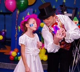 Детская фокусная шоу программа – это волшебные превращения и появление различных предметов из магической шляпы фокусника.
Длительность шоу 30мин.