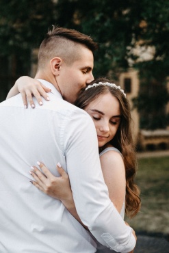 Фотосессия Love Story в стиле Life Stile - это то, что я люблю снимать. На моих фотографиях вы увидите настоящие эмоции, искренние чувства. 
Фотосессия истории любви проходит в легкой и непринужденной обстановке. Мы прогуливаемся по городу, пьем кофе в красивых кафе с тёплым освещением или интересным интерьером. Разговариваем на темы, которые нас интересуют. Знакомясь ближе, вы начинаете мне доверять и раскрываете чувства вашей пары перед моей фотокамерой, которая будет готова в любой момент начать запечатлевать моменты вашей жизни. Одного часа для съемки Love Story может быть недостаточно. Съемка в студии - это другая история, там 1 часа бывает достаточно, особенно если нас интересует постоянный или естественный свет (а я его люблю).