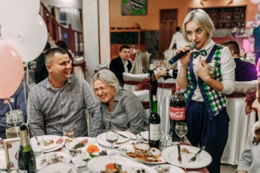 Я люблю людей, а ще більше люблю щасливих людей) Тому, створюючи настрій на святі, я відчуваю як люди стають трошки щасливішими! Я працюю з душею, ненавязливо, а головне - не заставляю говорити тости) 
