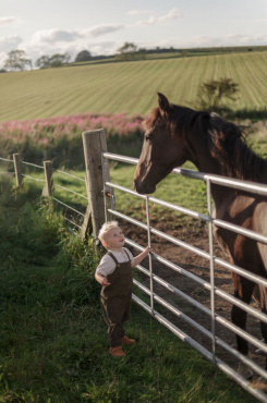 ## Дитяча фотосесія в Києві: Збережіть магію дитинства з Іриною Вагановою

Діти ростуть неймовірно швидко. Здається, ще вчора ви тримали на руках немовля, а сьогодні це вже допитливий дослідник, який щодня відкриває для себе світ. **Дитяча фотосесія** — це можливість зупинити час і зафіксувати ці щирі, неповторні моменти, які з роками ставатимуть лише ціннішими.

Я, Ірина Ваганова, спеціалізуюся на створенні живих та емоційних дитячих портретів. Моя мета — показати характер вашої дитини: її справжній сміх, задумливий погляд, бешкетну посмішку або ніжність. Я вірю, що найкращі кадри — це ті, де дитина залишається собою.

### Чому батьки обирають фотосесії у мене?

Фотографувати дітей — це особливе мистецтво, яке потребує не лише технічних навичок, а й безмежного терпіння та любові до своєї справи.

1. **Психологічний підхід.** Я легко знаходжу спільну мову з малечею будь-якого віку. **Фотосесія з дітьми** проходить у форматі гри, без примусу та довгих виснажливих позировок.
2. **Безпека та комфорт.** Під час зйомки я створюю середовище, де дитині спокійно та цікаво. Ми робимо перерви на відпочинок, перекус чи ігри, щоб малюк не втомився.
3. **Естетика та професіоналізм.** Використання топової техніки та природного світла дозволяє отримати чіткі, об'ємні та художні знімки, які хочеться роздрукувати у великому форматі.

### Формати дитячої зйомки в Києві

Залежно від віку вашої дитини та ваших побажань, ми можемо реалізувати різні ідеї:

* **Зйомка немовлят та малюків до року.** Ніжні кадри вдома або в затишній студії, де акцент зроблено на деталях: маленьких ручках, перших усмішках та щирому погляді.
* **Прогулянка на природі.** Київські парки — ідеальне місце для активної зйомки. Коли дитина бігає, стрибає чи збирає квіти, кадри виходять максимально динамічними та живими.
* **Студійна фотосесія.** Мінімалістичні інтер'єри або тематичні зони дозволяють створити стильні портрети незалежно від погоди за вікном.
* **День народження та свята.** Репортажна зйомка вашого свята, де я зафіксую емоції іменинника та його друзів.

### Найкращі локації для дитячої фотосесії у Києві

Як **дитячий фотограф (Київ)**, я добре знаю місця, де дітям буде де розгулятися, а світло буде ідеальним:

* Ботанічні сади з їхніми просторами та квітучими алеями.
* Вулички Воздвиженки для яскравих та казкових образів.
* Затишні фотостудії з професійним дитячим реквізитом та іграшками.

### Поради для ідеальної дитячої зйомки

Щоб **дитяча фотосесія (Київ)** пройшла легко, зверніть увагу на кілька моментів:

* **Час зйомки.** Найкраще планувати фотосесію після сну та годування, коли дитина перебуває в активному та гарному настрої.
* **Улюблена іграшка.** Візьміть із собою знайому річ, яка допоможе малюкові адаптуватися до нової обстановки.
* **Зручний одяг.** Обирайте вбрання з натуральних тканин, яке не сковує рухів і гармонує за кольором.

### Результат, який надихає

Після нашої зустрічі ви отримаєте не просто файли, а готову історію. Кожна фотографія проходить ретельну обробку, щоб підкреслити красу моменту. Термін готовності зазвичай становить до 14 днів, а перші анонси ви отримаєте вже незабаром після зйомки.

**Замовити дитячу фотосесію** у Ірини Ваганової — це подарувати собі та своїй дитині пам'ять на все життя. Напишіть мені, і ми обговоримо ідею вашої ідеальної зйомки!


