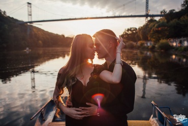 Love Story хочется сделать уникальной, с передачей атмосферы отношений и самых искренних чувств пары. 
Подкину идею для самых креативных ребят))