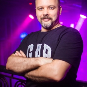 Олег - Меня зовут Олег и я профессиональный фотограф.

Однажды попробовав снимать,понял что это моё призв