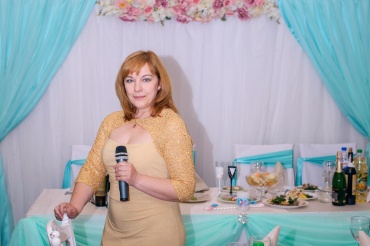 Ведуча щасливих весіль та інших важливих подій!

Мої наречені – найкращі!
Моя робота – ваші неймовірні емоції!

Люблю, коли люди поруч мене – посміхаються!


Маю прекрасний  досвід проведення святкувань і знаю про них все! Або майже все! 


Я гарантую, що на святкуванні ви побачите саме мене, а не іншу людину. 
(На жаль так вже часто буває).
Я гарантую, що на весіллі не буду організовувати дурних та непристойних конкурсів.
Я гарантую, що не буду читати віршів! Розповідати довгих тостів! Переодягати мужчин у жіночий одяг, вірніше зовсім нікого не буду роздягати і переодягати. Використовую лише елементи – капелюхи чи обручі для дівчат.
Я гарантую, що не проводжу естафетних конкурсів та конкурсів з алкогольними напоями.
