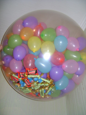Шар-сюрприз это большой шар  внутрь которого помещают маленькие шарики, разноцветные конфеты, лепестки роз... Цена указана за 1 шар.