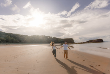 ## Виїзна фотосесія в Києві та області: Створюйте історію там, де вам затишно

**Виїзна фотосесія** — це ідеальний формат для тих, хто цінує простір, природність та різноманітність планів. На відміну від обмеженого простору студії, зйомка на виїзді дарує відчуття свободи: тут самим фоном стає саме життя — чи то квітучий парк, чи гамірні вулички мегаполіса, чи затишна тераса заміського комплексу.

Я, Ірина Ваганова, допоможу вам реалізувати будь-яку задумку поза межами студійних стін. Як професійний фотограф, я знаю, як використати природне світло «золотої години» та архітектурні особливості міста, щоб створити для вас кадри, сповнені повітря та щирих емоцій.

### Переваги виїзної зйомки з професійним фотографом

Обираючи формат «Open Air» або тематичну виїзну локацію, ви отримуєте:

1. **Унікальність та автентичність.** Кожна локація має свій настрій. Ми можемо провести зйомку в місці, яке є особливим саме для вашої пари чи родини, що зробить фотографії по-справжньому особистими.
2. **Природне світло.** Ніщо не зрівняється з м’яким сонячним світлом перед заходом сонця. Саме воно створює той самий магічний ефект і природний тон шкіри, який так цінують у художній фотографії.
3. **Динаміка та простір.** Це ідеальний вибір для сімей з дітьми та домашніми улюбленцями. Малеча може бігати, гратися та почуватися вільно, що дозволяє мені ловити найщиріші моменти без позування.

### Популярні напрямки виїзних фотосесій

Я пропоную різні варіанти проведення зйомки, залежно від ваших вподобань:

* **Міська прогулянка (Street Style).** Стильна зйомка в ритмі Києва: сучасна архітектура, улюблені кав'ярні, дахи будівель або історичні квартали Подолу.
* **Природа та парки.** Квітучі сади навесні, золота осінь у лісі або літній пікнік біля озера. Ми оберемо локацію, де ви будете почуватися в гармонії з навколишнім світом.
* **Заміські комплекси та маєтки.** Виїзд до мальовничих локацій Київської області (наприклад, Межигір'я, замок Радомисль чи стильні лавандові поля), де архітектура та ландшафт створюють готову декорацію для вашої історії.
* **Домашня зйомка (At Home).** Ваша оселя — це найзатишніше місце на землі. Фотосесія у вашому звичному середовищі дозволяє створити надзвичайно щирі та інтимні кадри.

### Як проходить підготовка до виїзної фотосесії?

Успішна **виїзна зйомка** на 50% залежить від підготовки. Я супроводжую вас на кожному етапі:

* **Вибір локації.** Я маю власний список перевірених місць у Києві та за його межами під будь-який запит.
* **Консультація щодо часу.** Я підкажу ідеальний час для зйомки (найчастіше це ранок або передзахідні години), щоб сонце не створювало жорстких тіней.
* **Підбір образу.** Ми обговоримо кольорову гаму вашого одягу, щоб вона гармоніювала з обраним ландшафтом чи міським пейзажем.

### Результат, який вас вразить

Незалежно від обраного місця, ви отримаєте професійний сервіс та якісний контент. **Виїзна фотосесія (Київ), ціна** якої обговорюється індивідуально залежно від віддаленості локації, включає:

* Допомогу в позуванні та створенні сюжету зйомки.
* Авторську обробку всіх вдалих знімків.
* Глибоку ретуш кращих кадрів.
* Зручну онлайн-галерею для доступу до ваших фото з будь-якого пристрою.

Дозвольте вашим спогадам вийти за межі звичного. Виїзна фотосесія — це пригода, результатом якої стануть неймовірні знімки вашого життя.

Пишіть мені вже сьогодні, щоб забронювати дату та обговорити вашу ідеальну локацію!

