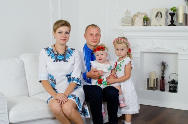 Сімейні Фотографії завжди відрізняються особливою атмосферою і енергетикою. Справжні, яскраві, емоційні і в той же час зворушливі і душевні - вони притягують до себе своєю щирістю. Сімейні фото - це шматочок сімейного щастя, любов і тепло відносин близьких людей. Сяючі посмішки, ніжні обійми і поцілунки, веселощі і сміх, сльози радості і непідробне щастя на обличчях - це ті неповторні і дорогі для будь-якої людини моменти життя...

Щоб сімейна Фотозйомка пройшла на «ура», а кадри вийшли не нудними, не варто сподіватися на експромт, а потрібно заздалегідь підготуватися. Чим ретельніше будуть продумані деталі, тим яскравіше й цікавіше вийде результат.