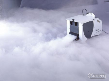 Специальный генератор выпускает струю тяжелого белого дыма, который красивым облаком стелется по полу.Тяжелый дым не поднимается в воздух, а создает плотный слой на высоте 30 см от пола. Дым не токсичен и растворяется уже через пару минут. При желании дым можно «покрасить» используя световые приборы.