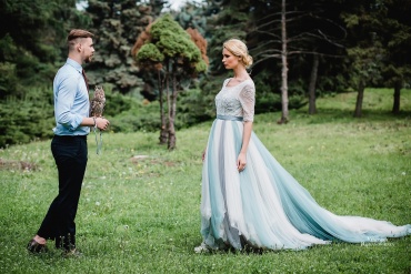 Что такое Love story?

Love story это фотосессия молодой пары, отражающая любовную встречу и прогулку молодых.Как правило предсвадебная съемка Love Story проводиться за 2-3 недели до официальной церемонии.Это история вашего знакомства (любви) или просто красивые постановочные кадры, которые будут дополнением в Вашем семейном альбоме. Также позволит Вам познакомиться с фотографом, и чувствовать себя уверенней перед камерой.Как правило такие фото сессии оформляют в фотокнигу с яркой обложкой и такой альбом будет дополнять свадебную фотокнигу. 