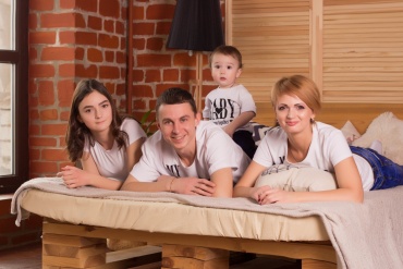 Детей не заменишь! Семью не заменишь! 
Деньгами, карьерой, друзьями, собой. 
Семья - это там, где любишь и веришь, 
Картинка из счастья, заботы, покой. 
Духовная близость, секрет долголетия, 
Борьба всех болезней, надежда и свет. 
И пусть что-то вышло не так и сомнения, 
Семья - талисман для удачи, побед!