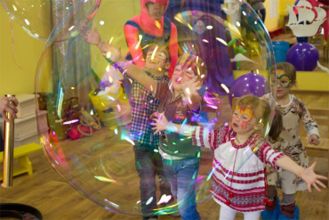Шоу гигантских мыльных пузырей- программа для детей от ОДНОГО ГОДА, которую проведет любимый герой, выдувая пузыри различных форм.Цена указана за 30мин. шоу.
