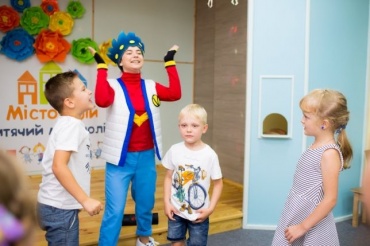 Ігрова програма для юних блейдеров, ми приготували справжній ігровий турнір де всі зможуть проявити свою вправність по запуску своїх Блейдів! А також ігрова програма для відпочинку між раундами! Якщо ваш іменинник фанат Beyblade, відмінний привід вигуляти свої дзиги і влаштувати вибуховий дитяче свято в стилі Бейблейд! В програмі: - змагання блейдеров (Маленька арена-35см. Входить в програму) -Ігровий програма для учасників -аквагрим -твістінг.
 1 Аніматор Бейблейд - 550 грн/час
