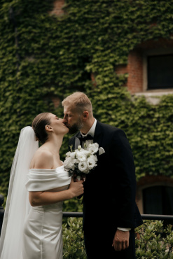 ## Професійний фотограф у Києві Альона Грищенко: Мистецтво ваших емоцій

Кожна подія у житті — це унікальна історія, яку хочеться зберегти не лише в пам'яті, а й у якісних знімках. Якщо ви шукаєте **фотографа у Києві**, який здатний зупинити мить і передати справжню атмосферу моменту, ласкаво просимо до об'єктива **Альони Грищенко**.

### Чому варто обрати саме мої послуги?

Я переконана, що фотографія — це не просто натискання кнопки затвора. Це синергія стилю, світла та вашого внутрішнього світу. Як професійний фотограф, я працюю в найрізноманітніших локаціях столиці: від атмосферних вуличок Подолу до сучасних студій та мальовничих парків Києва.

**Мої основні напрямки роботи:**

* **Індивідуальні фотосесії:** Розкрию вашу особистість через витончений портрет.
* **Сімейна та дитяча зйомка:** Створю теплі кадри, які стануть частиною вашої сімейної історії.
* **Love Story:** Пронизливі та щирі фотографії вашої любові на фоні вечірнього Києва.
* **Контент-зйомка для брендів:** Професійний візуал, що працює на ваш імідж та бізнес.
* **Весільна та репортажна фотографія:** Збереження найважливіших деталей вашого свята.

### Як проходить підготовка до фотосесії?

Я допомагаю своїм клієнтам на кожному етапі:
1.  **Консультація:** Обговорення ідеї, настрою та концепції.
2.  **Підбір локації:** Знаю найкращі інстаграмні та затишні місця у Києві.
3.  **Допомога з образом:** Поради щодо одягу, макіяжу та позування, щоб ви почувалися впевнено.

### Ваші ідеальні фото поруч

Якісна **фотосесія в Києві** — це інвестиція у ваші спогади. Я використовую професійну техніку та сучасні методи ретуші, щоб кожен кадр виглядав бездоганно, залишаючись при цьому природним.

Бажаєте замовити зйомку чи дізнатися вільні дати? **Альона Грищенко** допоможе втілити ваші найсміливіші задуми в реальність.