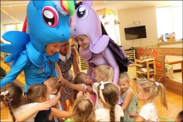 Представлена цена за 2 аниматоров
MyLittle Pony - аниматоры на детский праздник. Веселая интерактивная программа с конкурсами, играми и мини-дискотекой от пони Искорки и пони Радуги.
