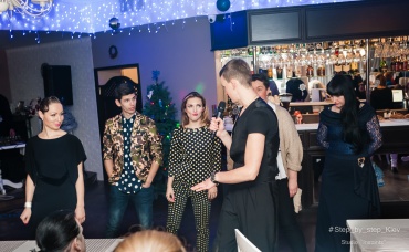 Проведение танцевального мастер-класса на празднике. Это отличная возможность для гостей размяться, весело выучить новые движения и просто получить заряд позитива. Продолжительность около 30-45 минут, в зависимости от тайминга мероприятия. В конце, по Вашему желанию, проводим танцевальный флеш моб или батл